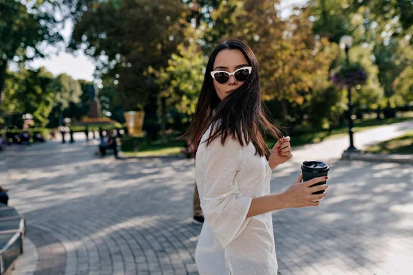 Retrato Estilo Vida Elegante Chica Moda Gafas Sol Lleva Una — Foto de Stock