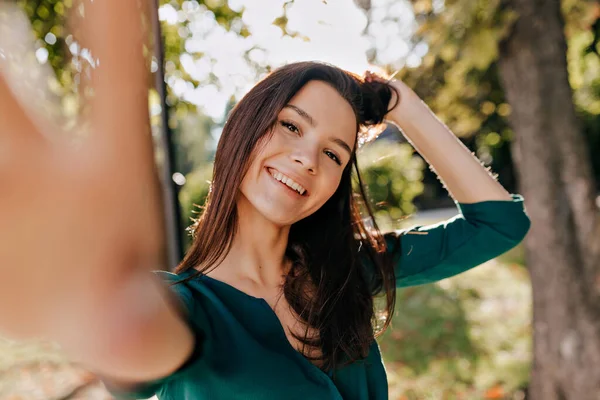Happy Gembira Gelap Berambut Wanita Dengan Senyum Indah Dalam Blus — Stok Foto