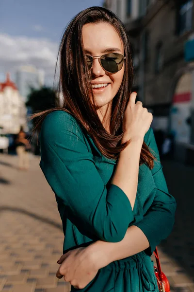 Fuera Del Retrato Encantadora Mujer Sonriente Gafas Sol Vestido Verde — Foto de Stock