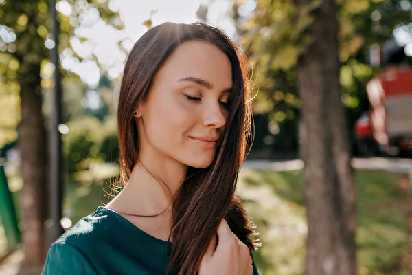 Primer Plano Retrato Encantadora Dama Encantadora Con Pelo Oscuro Ojos — Foto de Stock