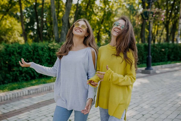 Photo Two Beautiful Girls Spending Time Outdoor Portrait Joyful Female — стоковое фото