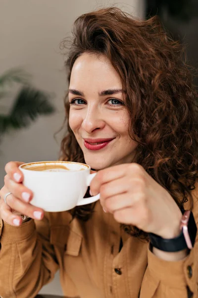 Close Indoor Photo Charming Smile Lady Holding Cup Cappuccino Smile — Stok Foto