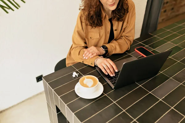 Foto Top Gadis Cantik Dengan Curls Dengan Secangkir Cappuccino Bekerja — Stok Foto