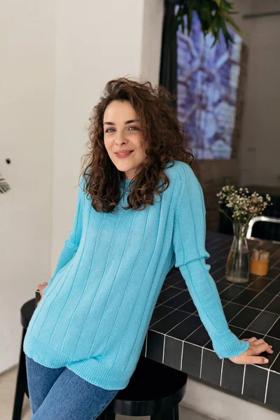 Foto Dalam Ruangan Gadis Cantik Dengan Ikal Pullover Biru Lembut — Stok Foto