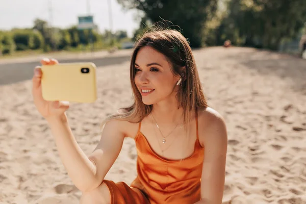 Elegant Söt Tjej Med Mörk Frisyr Gör Selfie Smartphone Medan — Stockfoto