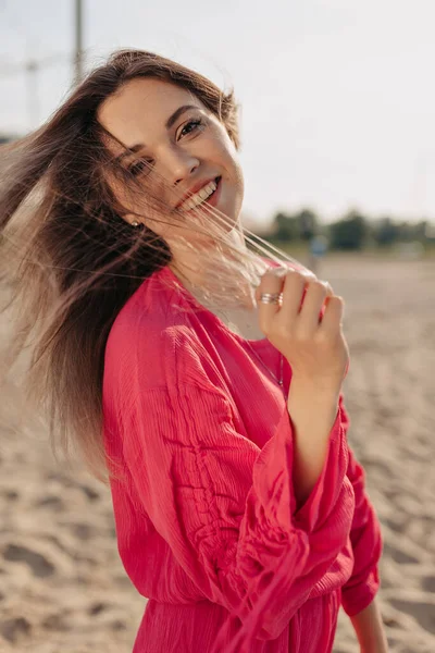 Senhora Adorável Feliz Com Sorriso Largo Está Tocando Seu Cabelo — Fotografia de Stock