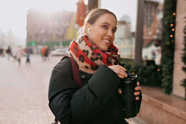 Elegante Señora Bonita Con Una Sonrisa Encantadora Beber Café Escuchar — Foto de Stock