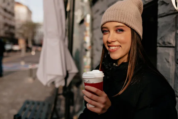 Chica Morena Inspirada Bebiendo Café Calle Con Una Gran Sonrisa — Foto de Stock
