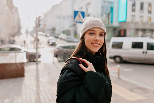 Menina Europeia Bonita Chapéu Casaco Escuro Está Olhando Para Câmera — Fotografia de Stock