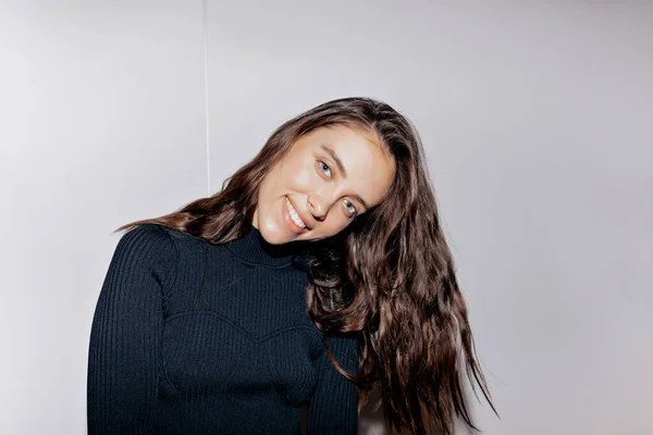 Retrato Interno Menina Bonita Adorável Com Longos Cabelos Castanhos Ondulados — Fotografia de Stock