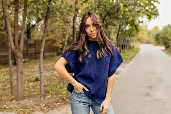 Outdoor Portrait Lovely Stylish Young Lady Dressed Blue Vest Jeans — Foto Stock