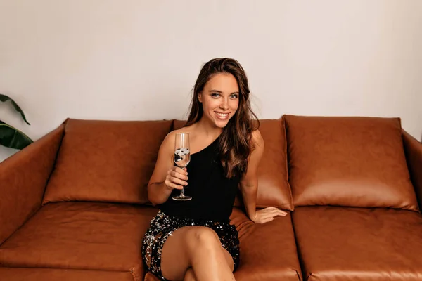 European Girl Holding Glass Looking Camera Smiling While Sitting Sofa — ストック写真