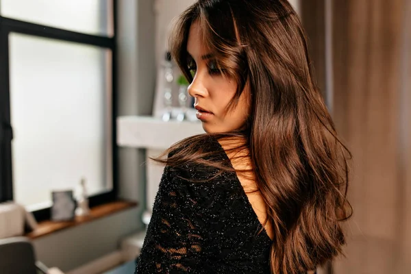 Foto Close Dari Belakang Wanita Cantik Menawan Dengan Rambut Gelap — Stok Foto