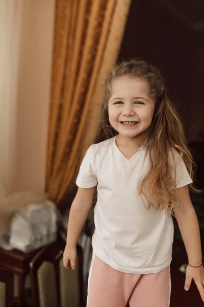 Lucu Menarik Gadis Kecil Dengan Rambut Panjang Bergelombang Mengenakan Shirt — Stok Foto