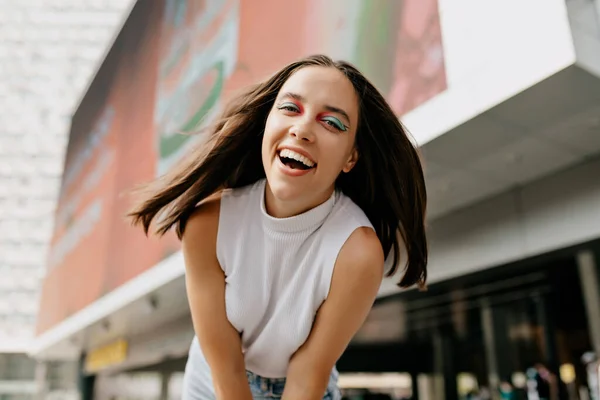 Хороша Гумористична Молода Жінка Стильному Літньому Вбранні Рухається Надворі Посміхається — стокове фото
