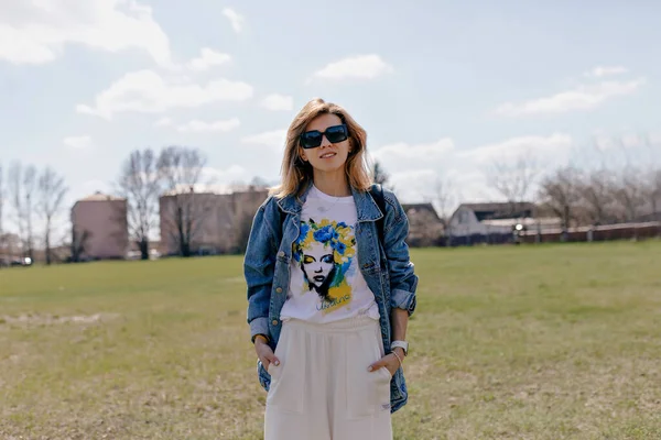 Fashionable Woman Short Hairstyle Wearing Sunglasses White Clothes Denim Jacket — 스톡 사진