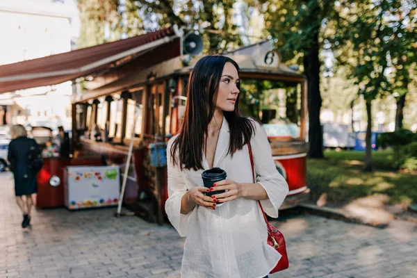 Elegante Señora Espectacular Con Pelo Oscuro Con Camisa Blanca Está — Foto de Stock