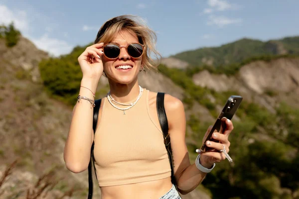 Захоплена Смішна Щаслива Жінка Телефоном Дивиться Камеру Торкається Окулярів Весело — стокове фото