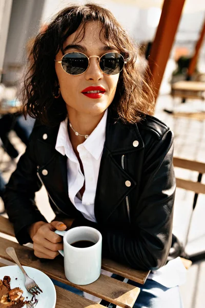 Stylish Cute Woman Short Hairstyle Red Lips Wearing Black Jacket — ストック写真