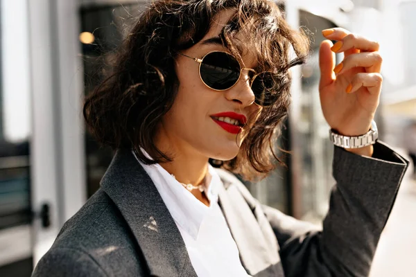 Pretty Woman Grey Jacket White Shirt Sunglasses Red Lipstick Touching — Stok Foto