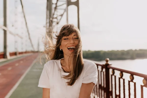Wanita Tertawa Yang Gembira Dengan Senyum Indah Mengenakan Kaos Putih — Stok Foto