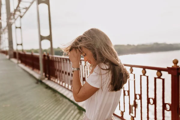 Gadis Cantik Dengan Rambut Panjang Bergelombang Mengenakan Shirt Putih Menyentuh — Stok Foto