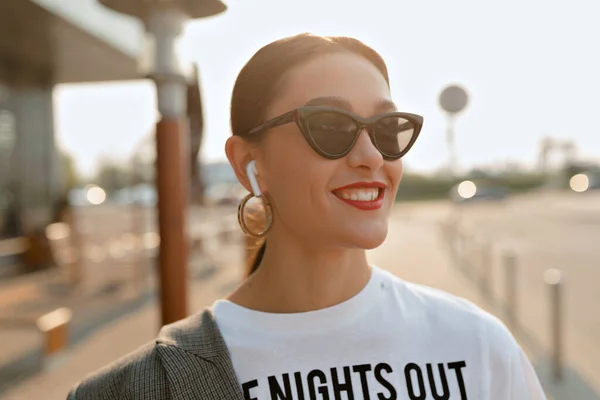 Wanita Optimis Dengan Rambut Hitam Dengan Kaos Putih Tersenyum Dengan — Stok Foto