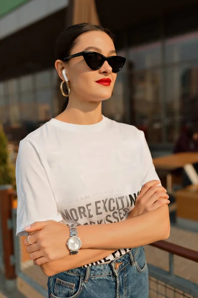티셔츠를 선글라스를 야외에서 햇빛을 쾌활하게 유행하는 셔츠를 여인들 — 스톡 사진