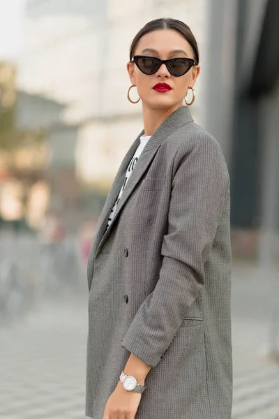 Wanita Menawan Spektakuler Berkacamata Hitam Dan Jaket Dengan Bibir Merah — Stok Foto