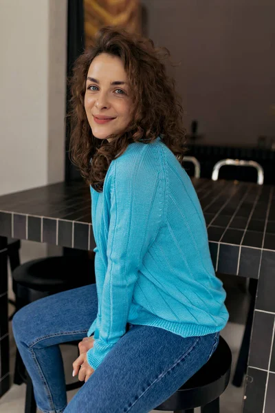 Adorabile Signora Elegante Camicia Blu Con Riccioli Sorridenti Alla Macchina — Foto Stock