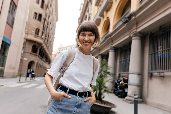 Senyum Menarik Siswa Perempuan Muda Yang Menawan Dengan Kaos Putih — Stok Foto
