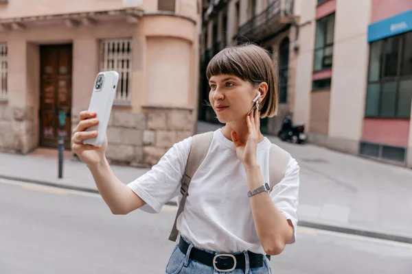 Gadis Remaja Dengan Kaos Putih Dengan Headphone Dan Kaos Putih — Stok Foto