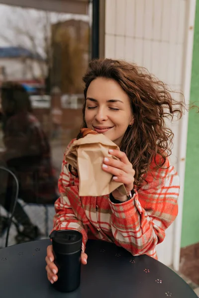 Photo Cute Girl Curls Closed Eyes Enjoying Morning Coffee Croissant — Stok Foto