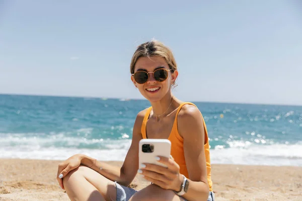 Foto Luar Ruangan Wanita Cantik Dengan Senyum Indah Beristirahat Pantai — Stok Foto