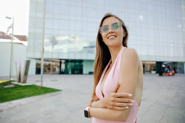 Attractive Stylish European Woman Sunglasses Pink Summer Dress Posing City — 스톡 사진