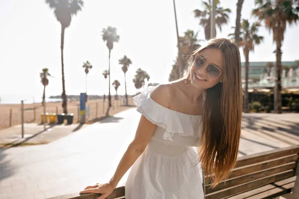 Manis Tersenyum Gadis Lucu Dengan Rambut Panjang Mengenakan Gaun Putih — Stok Foto