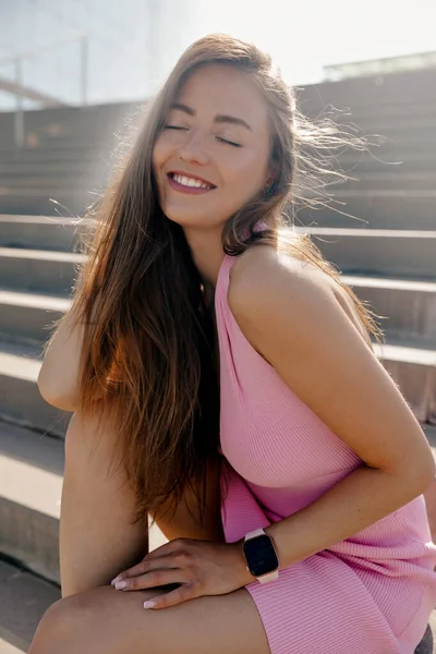 Encantadora Dama Adorable Vestido Rosa Con Pelo Largo Suelto Sonriendo —  Fotos de Stock