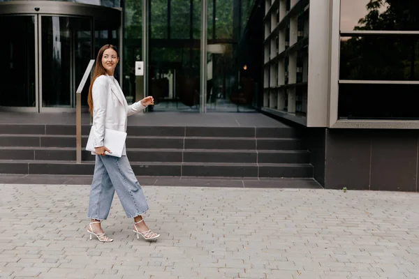 Full Lenght Portrait Adorable Lovely Girl Wearing White Jacket Jeans — Foto de Stock