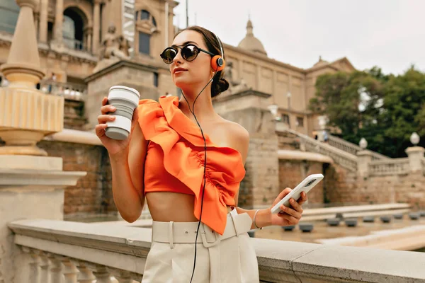 Stylishly Dressed Young Brunette Glasses Enjoys Coffee Phone Her Hands — 스톡 사진