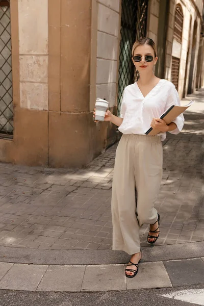 Full Lenght Portrait Smiling European Pretty Girl Sunglasses Walking Coffee — Stok Foto