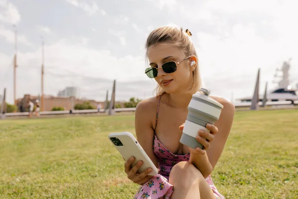 Charming Pretty Blond Summer Stylish Dress Sitting Outdoor Summer Lawn — Stok Foto