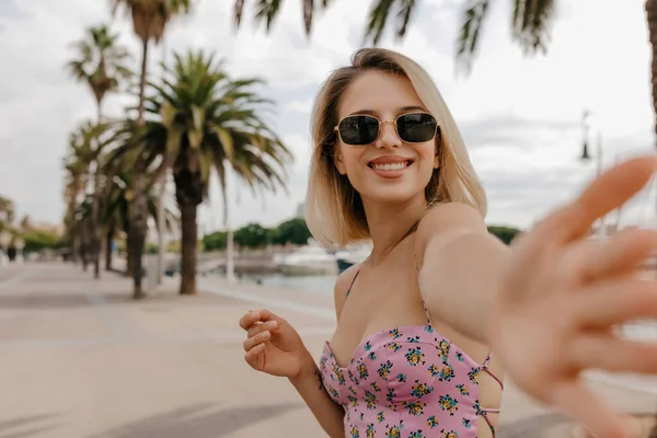 Laughing Happy Good Looking Woman Blond Short Hairstyle Sunglasses Wearing —  Fotos de Stock