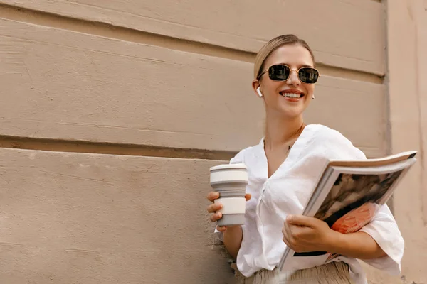 Satisfied Charming Woman Blond Hair Wearing White Shirt Sunglasses Posing — Stok Foto