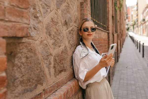 Young Beautiful Blonde Girl Dark Sunglasses Poses Stone Wall White — Stok Foto