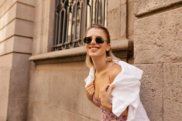 Adorable Happy Smiling Girl Short Hairstyle Wearing Sunglasses Posing Beige — Stok Foto