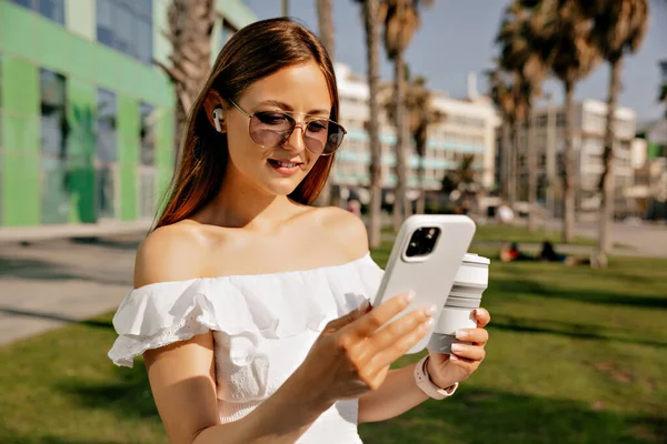 Pretty Lady Stylish Sunglasses Using Smartphone Listening Music Background Palms — Stok Foto