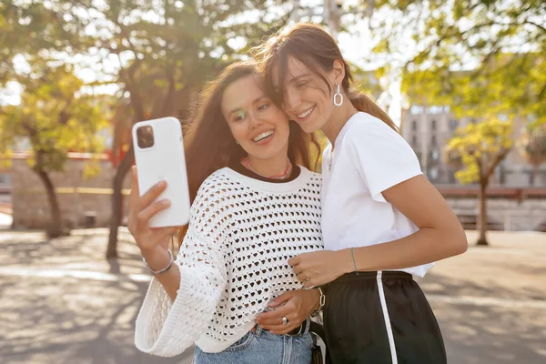 Heureuses Deux Filles Marchant Plein Air Amusant Ensemble Faisant Selfie — Photo