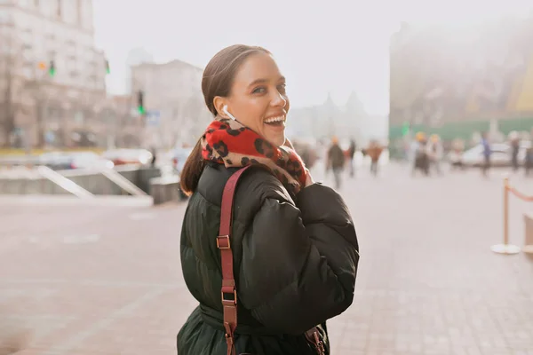 Sonriente Mujer Joven Emocionada Dar Vuelta Cámara Mientras Camina Día — Foto de Stock