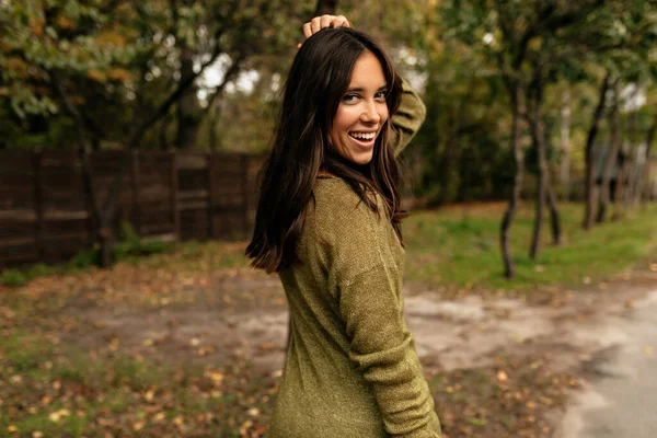 Sorridente Donna Felice Eccitato Con Capelli Scuri Meraviglioso Sorriso Guardando — Foto Stock