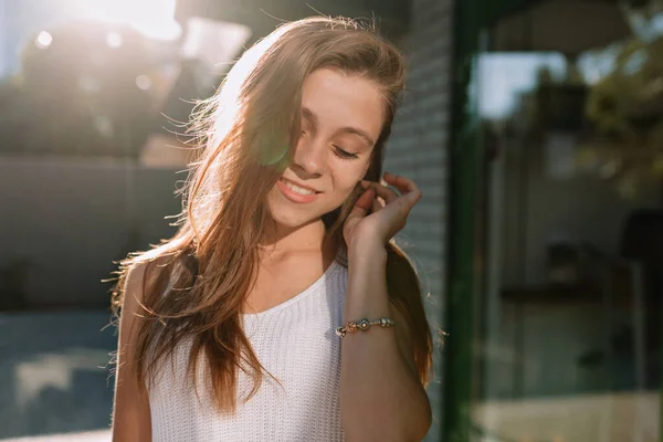 Primer Plano Retrato Aire Libre Encantadora Chica Romántica Con Pelo — Foto de Stock